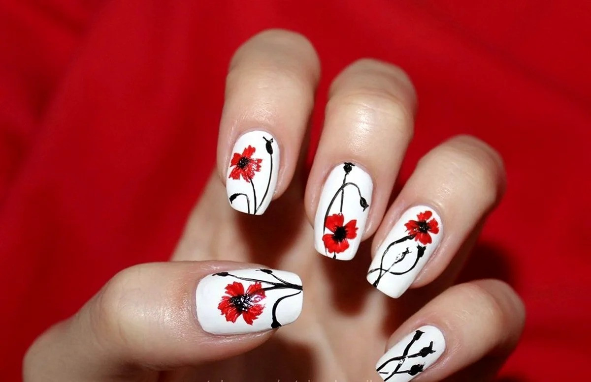 Манікюр із червоним маком – яскравий дизайн на Великдень